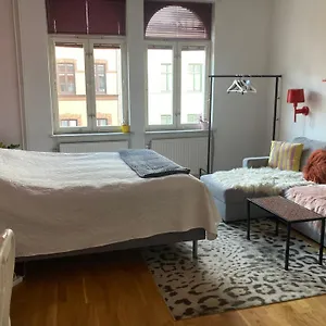 Apartment Med Eget Badrum Och Stort, Delat Koek,centralt I A In An Apartment, Own Bathroom And Kitchen Shared With A Family